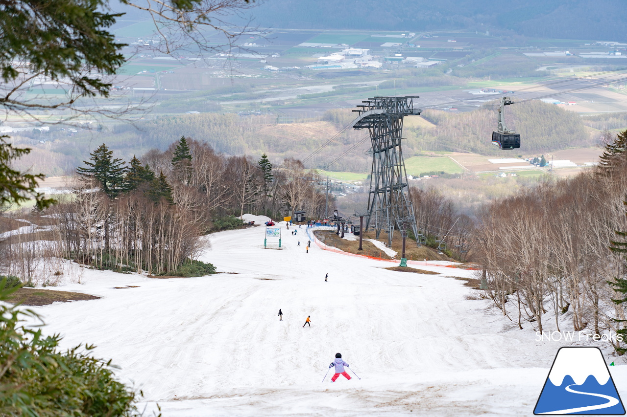 富良野スキー場｜60周年となった2022-2023シーズンの営業は、5月3日（水）まで。融雪が進む中でも懸命のゲレンデ作り…。ありがとう、富良野スキー場！